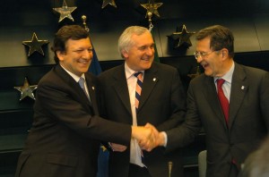 Romano Prodi at the end of his term with incumbent José Manuel Barroso and the President of the Councile of the EU, Bertie Ahern