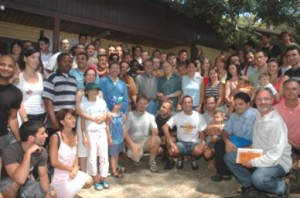 foto di gruppo coi giovani del campo internazionale