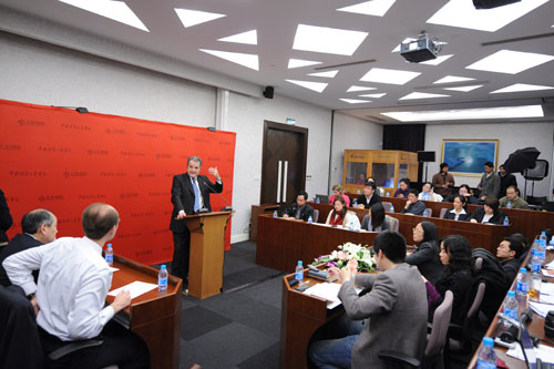 Romano Prodi durante una lezione al CEIBS