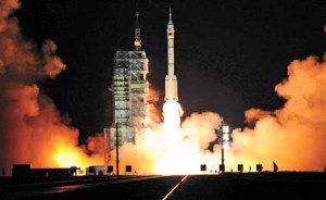 Il lancio di un Shenzhou con tre astronauti a bordo