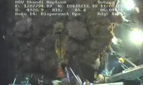 La fuoriuscita di petrolio dal pozzo della BP ripresa da una telecamera subacquea.