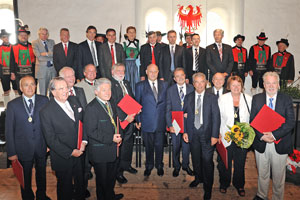 Romano Prodi fra i premiati con il presidente Durnwalder e gli assessori provinciali a Castel Tirolo