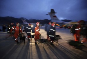 I primi soccorritori del Chinese International Search and Rescue Team (CISAR) sbarcano all'aeroporto di Yushu