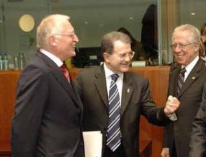 Romano Prodi con Gunter Verheugen e Tommaso Padoa Schioppa (2004)