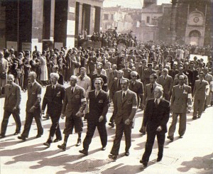 Liberazione di Milano - Il comando generale del Corpo Volontari della Libertà apre la sfilat - Da sinistra: Mario Argenton, Giovan Battista Stucchi, Ferruccio Parri, Raffaele Cadorna, Luigi Longo, Enrico Mattei - 25 aprile 1945