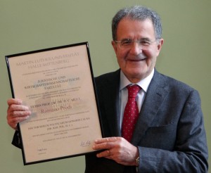 Der neue MLU-Ehrendoktor Romano Prodi mit seiner Urkunde. Foto: Martin-Luther-Universität Halle-Wittenberg, Maike Glöckner