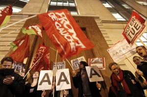 Proteste sotto la sede parigina di S.&P.