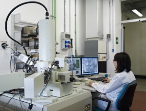 Laboratorio di microscopia elettronica presso il centro ricerche Eni di Novara